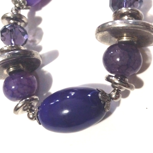 SHADES OF PURPLE AND SILVER BEADED HEAVY NECKLACE WITH SILVER DISCS - Picture 4 of 8